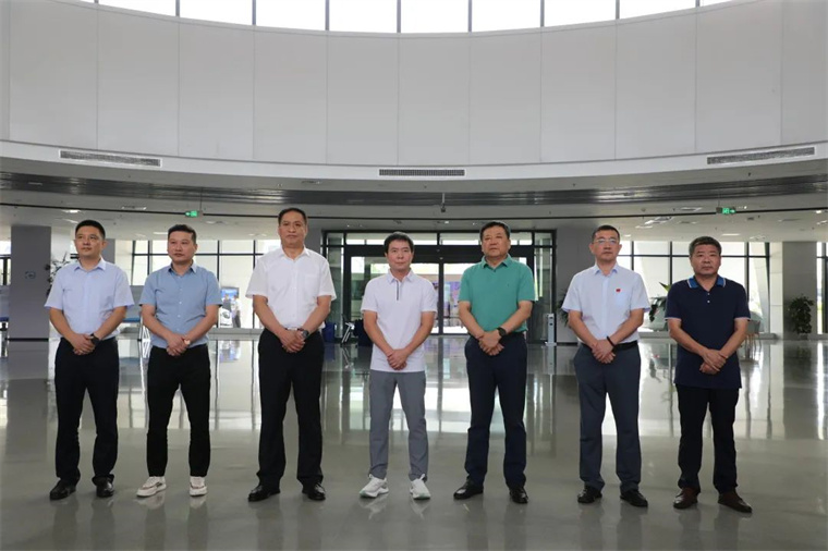 星空·综合陪同舒华体育来滨考察体育产业发展情况